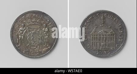 Token strumento dalla città di 's-Hertogenbosch, medaglia d'argento. Complementare: coronato stemma, fiancheggiata da due uomini selvaggi con club sulla spalla, in piedi sul piedistallo entro la circonferenza. Retromarcia: municipio tra il monogramma di le lettere sopra l'anno entro l'iscrizione, 's-Hertogenbosch, Theodorus Everardus van Berckel, s Hertogenbosch, 1739, argento (metallo), colpendo (metallurgia), d 2,7 cm × w 6,75 Foto Stock