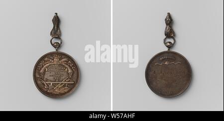 Dipartimento di Amsterdam del Hollandsche Maatschappij van Landbouw, medaglia di D. Kienhuize per cinquanta piante ornamentali, medaglia d'argento su anello di supporto e perno decorativo in forma di una mano. Anteriore: coronato stemma giacenti su due covoni di grano, due invertita, riempito di corna di abbondanza, una quercia ed un ramo di salice al di sopra di iscrizione e attrezzi agricoli. Retromarcia: ghirlanda di rami di olivo con nastro al di sopra delle iscrizioni, Olanda, Amsterdam, D. Kienhuize, Hollandsche Maatschappij van Landbouw, Johannes Petrus Schouberg, Utrecht, 1853, argento (metallo), incisione h 6,9 cm × h 5 cm Foto Stock