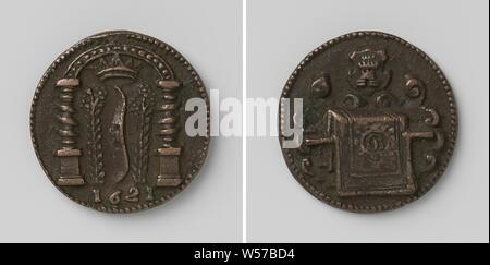 Tessitori della corporazione di Middelburg, medaglia di rame. Anteriore: coronato, montante weaver bobina tra due fioritura delle piante di lino sopra anno sotto un arco che poggia su due colonne coronate. Retromarcia: stemma sopra il cadavere, coperto con ricamate cadavere, Middelburg, anonimo, 1621, rame (metallo), fondazione, d 4,1 cm × w 33.37 Foto Stock