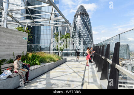 Londra, Regno Unito. 26 Luglio, 2019. Regno Unito : Meteo persone approfitta del tempo caldo per visitare il libero giardino pubblico a 120 Fenchurch Street nella città di Londra. Situato al quindicesimo piano, il giardino esterno offre ai visitatori una vista a 360 gradi della capitale, vicino i punti di riferimento iconici, come ad esempio il walkie talkie e cetriolino e include anche una funzione di acqua e fiore giardino che attira le api e altri impollinatori. Credito: Stephen Chung/Alamy Live News Foto Stock