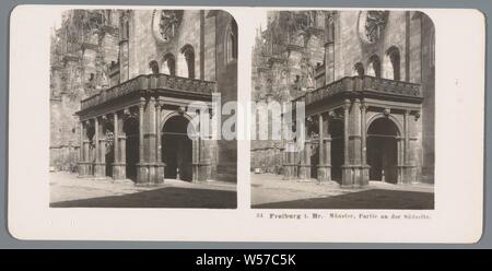 Parte della facciata del Munster di Freiburg Freiburg i. Bro. Münster, partie an der Südseite (titolo in oggetto), facciata (o casa o edificio), parti della chiesa esterno e gli allegati, Munster van Freiburg, Neue Photographische Gesellschaft (menzionato in oggetto), Freiburg im Breisgau, 1906, cartone, carta fotografica, gelatina silver stampa, h 88 mm × W 179 mm Foto Stock