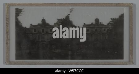 Vista di un palazzo a Bonn (Germania). In primo piano un paio di carrelli in attesa con i cavalli, anonimo, Bonn, Aug-1858, vetro, h 70 mm × W 146 mm h 84 mm × W 172 mm Foto Stock