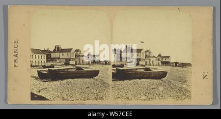 Barche sulla spiaggia con Frascati in Le Havre, Francia., Le Havre, carta, carta fotografica, cartone, albume stampa, h 79 mm × W 139 mm Foto Stock