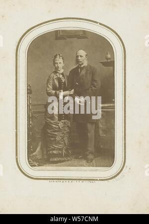 Ritratto di Prince Hendrik, fratello del re Guglielmo III e sua moglie Maria van Prussia, parte di album di foto con 29 foto di Dutch princes., storico delle persone, princess, principe, studio requisiti, fotografo, abito, vestaglia, stili di copricapo - AA -, donne, cappotto, cape, Pantaloni, calzoncini, matrimonio, coppia sposata, 'matrimonium', baffi, basette, Hendrik (principe dei Paesi Bassi), Maria van Prussia, anonimo, c. 1880 - c. 1890, cartone, carta, carta fotografica, albume stampa, h 85 mm × W 56 mm h 105 mm × W 63 mm Foto Stock