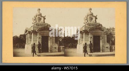 Statua di una personificazione della città di Nantes sulla Place de la Concorde a Parigi, monumento, statua, Place de la Concorde, anonimo, Parigi, c. 1850 - c. 1880, carta fotografica, cartone, albume stampa, h 85 mm × W 171 mm Foto Stock