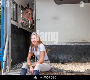 Carrigaline, Cork, Irlanda. 26 Luglio, 2019. Carrigaline, Cork, Irlanda. 26 Luglio, 2019. Abigail O'Brien da Cavan con il cavallo HHS a Ginevra il Premier Grand Prix, 3giorni della manifestazione che si è svolta presso il Maryville centro equestre in Carrigaline, Co. Cork, Irlanda. - Credito David Creedon/ Alamy Live News Foto Stock