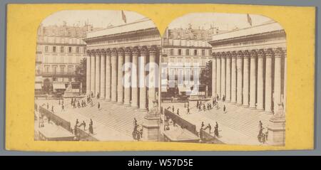 Vista del Palais de la Bourse, o il Palais Brongniart di Parigi, Exchange, Bourse, facciata (o casa o edificio), Palais Brongniart, anonimo, Parigi, c. 1850 - c. 1880, carta fotografica, cartone, albume stampa, h 82 mm × W 172 mm Foto Stock