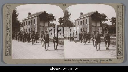 Londra Territorials passando una casa in rovina sul guscio spazzare la Basse Road, soldato semplice, castrazione di un'abitazione, house, castello, ecc, realistici Viaggi (menzionato in oggetto), Bourgondie, 1914 - 1918, cartone, carta fotografica, gelatina silver stampa, h 85 mm × W 170 mm Foto Stock