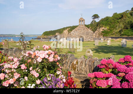 Il piccolo borgo costiero di Cwm-yr-Eglwys e le rovine della chiesa di St Brynach's, Il Pembrokeshire Coast National Park, Wales, Regno Unito Foto Stock