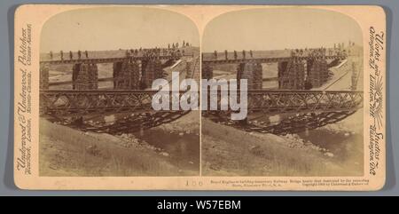 I Royal Engineers edificio temporaneo ponte ferroviario accanto che ha distrutto dalla ritirata Boers, Rhenoster River, S.A., Underwood e Underwood, 1900 Foto Stock