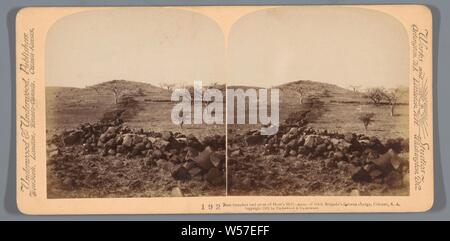 Trincea a Colenso dalla Seconda guerra boera in Sud Africa, Boer trincee e cresta di Hart Hill - scena della brigata irlandese la famosa carica, Colenso, SA (titolo in oggetto), trincee, (alta) collina a sud Africa, Underwood e Underwood (menzionato in oggetto), Zuid-Afrika 1901, carta fotografica, cartone, albume stampa, h 88 mm × W 178 mm Foto Stock