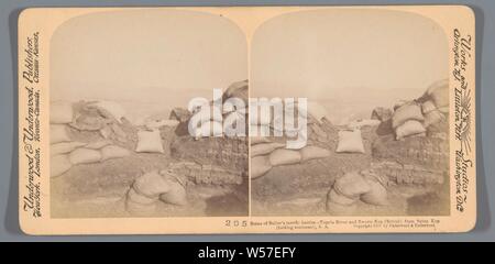 Vista del fiume Tugela e Zwartkop da dietro sacchi di sabbia su Spionkop, il luogo dove Redvers Buller combattuto durante la Seconda guerra boera, scena di Buller è fantastico battaglie - Fiume Tugela e Zwartz Kop (British) da Spion Kop (guardando a sud-est), SA (titolo in oggetto), fiume, spy testa, Underwood e Underwood (menzionato in oggetto), Spionkop 1901, carta fotografica, cartone, albume stampa, h 88 mm × W 178 mm Foto Stock