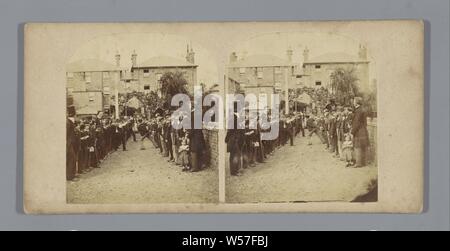 Coppie in viaggio di nozze sotto un arco di onore tra una siepe di persone, la sposa e lo sposo in abito da sposa, arco trionfale, Europa, anonimo, c. 1850 - c. 1880, cartone, carta fotografica, albume stampa, h 85 mm × W 170 mm Foto Stock