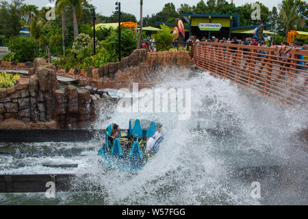 Orlando, Florida. Luglio 13, 2019. Per coloro che godono di schizzi in infinito cade al Seaworld Foto Stock