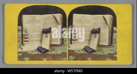 Natura morta con libro del matrimonio, candela, piume e penne segnalibro, still life di oggetti vari, la Bibbia, anonimo, c. 1855 - c. 1870, carta fotografica, cartone, albume stampa, h 83 mm × W 173 mm Foto Stock