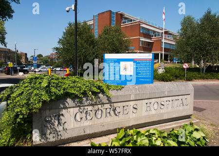 Al di fuori di fronte esterno di Saint Georges Hospital di Tooting, Londra. Regno Unito. Saint Georges a tooting è il principale ospedale di St George's University Hospitals NHS Foundation Trust. (111) Foto Stock