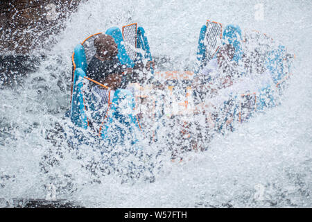 Orlando, Florida. Luglio 13, 2019. Per coloro che godono di schizzi in infinito cade al Seaworld Foto Stock