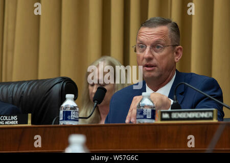 Sost. Doug Collins domande capo dell'U.S. Pattuglia di Confine Legge Divisione Brian Hastings durante un Comitato Giudiziario svista audizione su Capitol Hill Luglio 25, 2019 a Washington D.C. L' audizione incentrata sulla famiglia politica di separazione e di breve termine di custodia dei bambini. Foto Stock