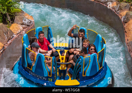 Orlando, Florida. Luglio 13, 2019. Le persone aventi il divertimento mozzafiato infinito cade al Seaworld Foto Stock