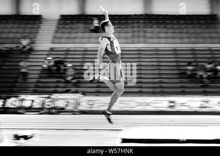 Chelyabinsk, Russia - Luglio 12, 2019: maschio atleta salto in lungo la sfocatura in movimento durante il campionato di atletica leggera nella memoria di Georgy Necheukhin Foto Stock