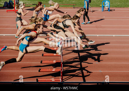 Chelyabinsk, Russia - Luglio 12, 2019: donna in gara i 100 metri a ostacoli durante il campionato di atletica leggera nella memoria di Georgy Necheukhin Foto Stock