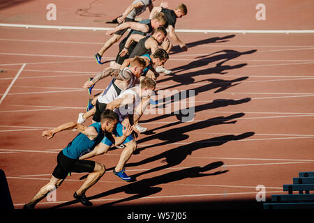 Chelyabinsk, Russia - Luglio 12, 2019: uomini di cominciare a correre a 100 metri di sprint nel corso del campionato di atletica leggera nella memoria di Georgy Necheukhin Foto Stock