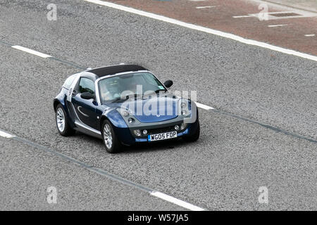 2005 nero MCC Smart Roadster 80Bhp Auto M6, Lancaster, Regno Unito; traffico veicolare, trasporti, moderni, auto berlina, in direzione nord sull'autostrada a 3 corsie. Foto Stock