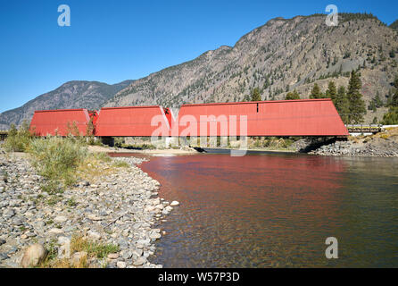 Ponte rosso fiume Similkameen Keremeos. Un rosso, coperto ponte che attraversa il fiume Similkameen vicino Keremeos. Originariamente un ponte ferroviario costruito nel 1907 Foto Stock