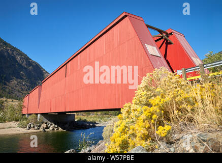 Ponte rosso fiume Similkameen Keremeos. Un rosso, coperto ponte che attraversa il fiume Similkameen vicino Keremeos. Originariamente un ponte ferroviario costruito nel 1907 Foto Stock