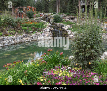 La cascata giardini rocciosi a motivo dell'edificio amministrativo in Banff, Alberta, Canada Foto Stock