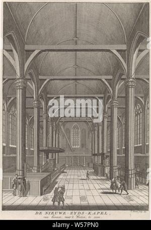 Interno della Nieuwezijds Cappella di Amsterdam, guardando ad ovest, l'interno della Nieuwezijds Cappella di Amsterdam con una vista dell'uscita, guardando ad ovest. A pochi churchgoers in primo piano. La stampa ha una firma Olandese, parti della chiesa interno, Nieuwezijds Kapel, Jan Goeree (menzionato in oggetto), Amsterdam, 1680 - 1731, carta, attacco, h 253 mm × W 172 mm Foto Stock