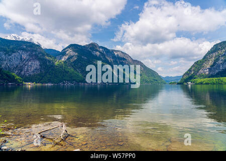 Halstatt Halstatter, il lago e le montagne intorno a questo paesaggio pittoresco. Foto Stock