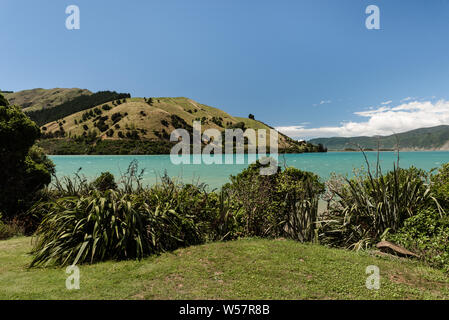 Scenic paesaggio di montagne verdi accanto a aqua acqua Foto Stock