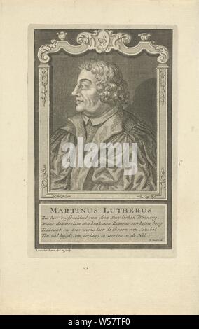 Ritratto di Martin Lutero, Busto a sinistra di Martin Lutero, teologo e riformatore, bareheaded. Attorno una cornice ornamentale, sotto il ritratto il nome della persona raffigurata e un quattro in linea verse Olandese, Martin Luther, Adolf van der Laan (menzionato in oggetto), 1694 - 1755, carta, incisione h 166 mm × W 104 mm Foto Stock