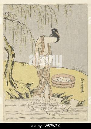 Panno donna di lavaggio, Donna in ariose kimono, in piedi nel fiume poco profondo, lavando vestiti con i piedi, sulla riva di una vasca con lavanderia e un salice piangente., Suzuki Harunobu (menzionato in oggetto), Giappone, 1765 - 1770, carta, colore xilografia, h 274 mm × W 200 mm Foto Stock