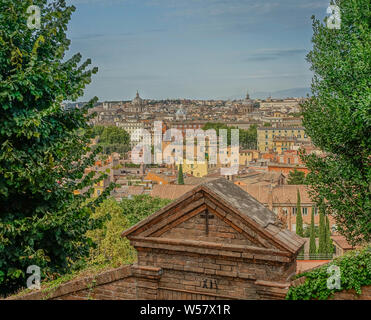 Roma, lazio, Italy - Agosto 19, 2017: vista su un tramonto da Roma con un piccolo muro di mattoni nella parte anteriore Foto Stock