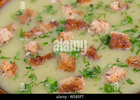 Crema di verdure zuppa con crostini e parsleyb Foto Stock
