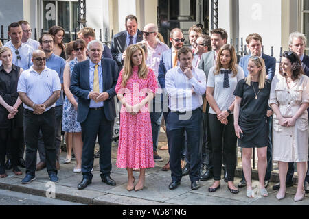 Boris Johnson la ragazza di Carrie Symonds, in abito rosa, attende con Sir Edward Lister esterno 10 di Downing Street per l arrivo del nuovo Primo Mini Foto Stock