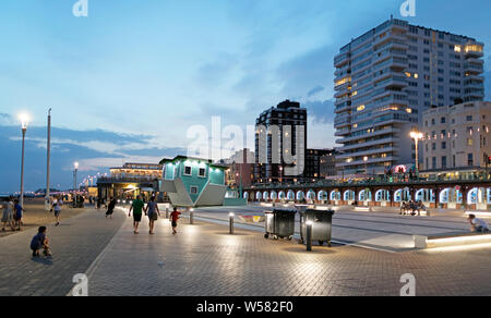 Il Capovolto Casa sulla Spiaggia di Brighton di notte BRIGHTON REGNO UNITO Foto Stock