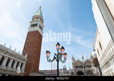 Basso angolo vista di Piazza San Marco a Venezia, Italia Foto Stock