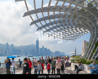 Viale delle Stelle guardando verso alti edifici del quartiere centrale dell'Isola di Hong Kong, Tsim Sha Tsui Promenade, Kowloon, Hong Kong, Cina Foto Stock