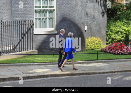 Il Primo Ministro inglese Theresa Maggio si allontana con il marito Filippo maggio dal suo lato esterno 10 di Downing Street prima delle sue dimissioni quel giorno, Londra, U Foto Stock