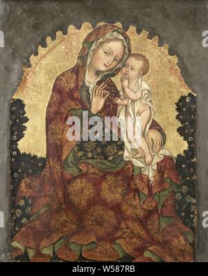 Madonna dell'Umiltà, Madonna dell' umiltà, una Madonna di umiltà. Maria con Gesù Bambino in piedi nel suo grembo, seduto sul pavimento in un giardino fiorito, un fiore nella mano destra. Mary's mantello è ricamato con il monogramma IHS, "Madonna dell' Umiltà (di solito Maria allattamento il bambino Gesù mentre è seduto sul terreno), Maria seduta sul terreno, il bambino Gesù di fronte a lei, in piedi nel suo grembo, Giovanni da Francia (attribuito a), 1429 - 1439, pannello, tempera, h 53 cm × W 42 cm d 13,5 cm Foto Stock