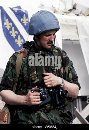 Xxv Aprile 1993 durante la guerra in Bosnia: a Stari Vitez, un esercito britannico fotografo, un paio di Nikon F3 telecamere intorno al suo collo, sorge tra le macerie della guerra bosniaca presidenza, demolita da un camion bomba a pochi giorni prima. Foto Stock