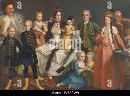 David George van Lennep (1712-97), Senior commerciante olandese di fabbrica a Smirne e la moglie e i figli al centro nel mezzo sono Anna Marie Leidstar e il padre familias David George su un lungo divano giallo. Anne Marie indossa abiti turchi e ha il suo figlio più giovane Jacob sul suo giro, che indossa un abito giallo. Sul suo lato destro, la sua figlia più giovane Hester Maria è stata mostrata in piedi sul lettino con un fiore in mano. David George è vestito in abiti occidentali e detiene due lettere di sua mano. Inoltre, sul divano giallo a sinistra del giovane, nonno Justinus Foto Stock