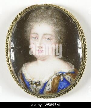 Ritratto di una donna non identificato, Ritratto di una donna sconosciuta, precedentemente identificato come Anna Stuart (1665-1714), regina d'Inghilterra, moglie di George della Danimarca o come Sophie Charlotte di Hannover (1668-1705), moglie di Frederik I van Prussia. Busto, a sinistra. Parte della collezione di miniature ritratto, storico di persone non conosciute dal nome - BB - Donna, Pierre Huaud (II), 1694, rame (metallo), h 2,7 cm × W 2.3 cm × d 0,4 cm Foto Stock