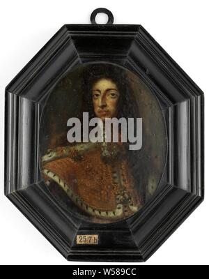 Ritratto di Guglielmo III, principe di Orange e Re di Inghilterra dopo 1689, Ritratto di Guglielmo III (1650-1702), il principe di Orange, re d'Inghilterra dal 1689. Busto in ovale, lo sguardo rivolto verso l'alto. La Scozia e Irlanda), anonimo, Paesi Bassi del Nord, c. 1695, stagno (metallo), pittura a olio (vernice), LEGNO (materiale vegetale), h 9 cm × W 7.2 cm h 13.5 cm × W 10,5 cm × d 1,6 cm Foto Stock