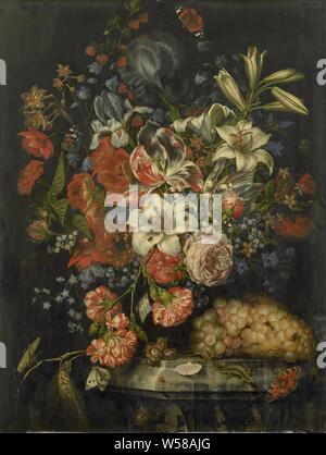 Natura morta con fiori e frutta, still life con fiori e frutta. Bouquet di rose, gigli, garofani, iridi, narcisi e columbines in un vaso di vetro. Una lucertola esplorare oltre lo zoccolo in pietra con le uve e i dadi. Tra i fiori di ragni e tutti i tipi di insetti (farfalle, mosche e cavallette)., Ottmar Elliger (MI), 1671, pannello, pittura a olio (vernice), h 66 cm × W 50 cm d 3,5 cm Foto Stock