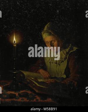 Vecchia donna lettura, una vecchia donna nella lettura di un libro di spessore (una Bibbia?) a lume di candela, con gli occhiali sul suo naso., Adriaan Meulemans, 1800 - 1833, pannello, pittura a olio (vernice), h 25 cm × W 20,4 cm d 6,4 cm Foto Stock