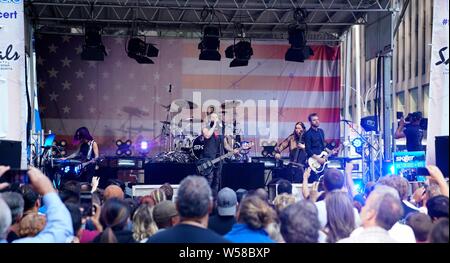 New York, NY, STATI UNITI D'AMERICA. 26 Luglio, 2019. John Cooper sul palco per American Christian Rock Band padella in concerto su Fox e gli amici al di fuori di FOX News Studios di New York, NY Luglio 26, 2019. Credito: Eli Winston/Everett raccolta/Alamy Live News Foto Stock